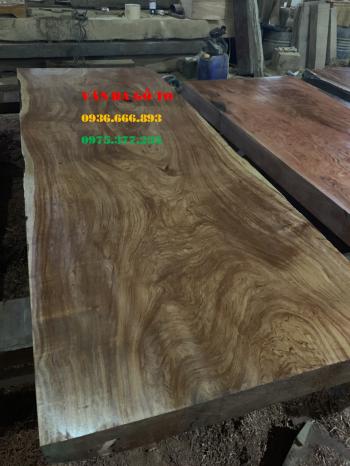 Mặt bàn gỗ gõ đỏ đường nét tự nhiên